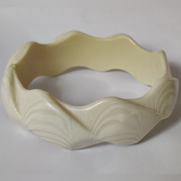 Vintage MOD Faux Ivory Lucite Bracelet - Picture 1 of 10